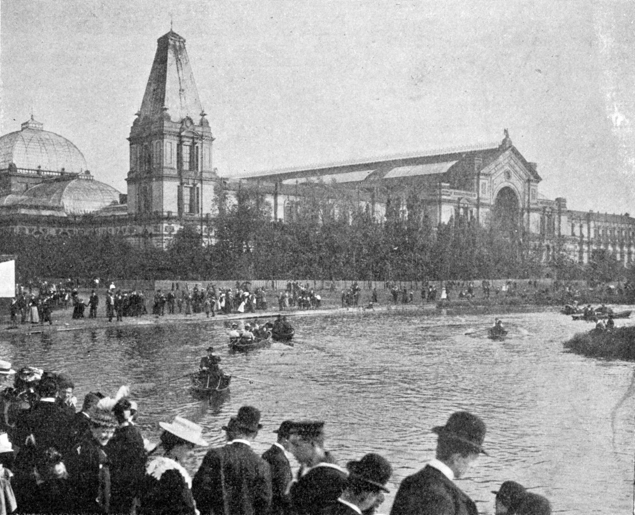 Widok Pałacu Aleksandry z rogu jeziora, ilustracja z filmu Król, 25 maja 1901 autorstwa English Photographer