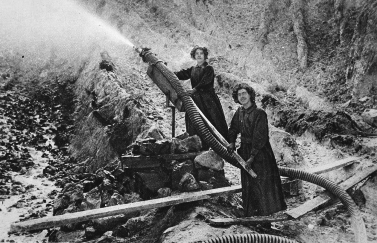Mokra robota: kobiety piorące glinę w kornwalijskiej jamie, ilustracja z The Illustrated War News, wrzesień 1916 autorstwa English Photographer