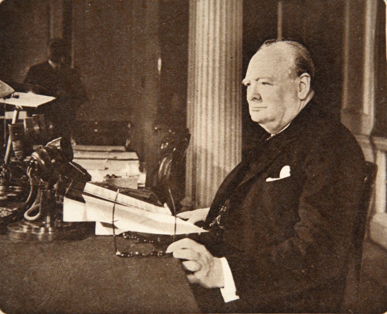 Naprzód, Britannio! Niech żyje sprawa wolności! Boże chroń króla!: Pan Winston Churchill siedział przy mikrofonie w Dzień VE, kiedy ogłosił narodowi, że wojna z Niemcami jest na autorstwa English Photographer