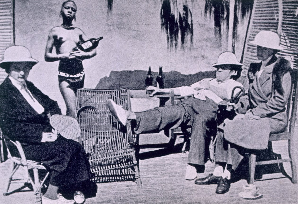 Podwieczorek u sędziego Wigginsa, z książki Przez najciemniejszy Pondelayo: relacja o przygodach dwóch angielskich dam na wyspie kanibali, autorstwa Joan Lindsay, 1936 autorstwa English Photographer
