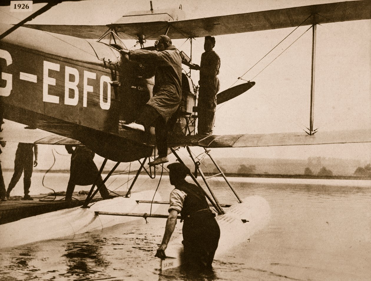 Alan Cobham wsiadający do samolotu przed odlotem do Australii, Rochester, 1926 r. autorstwa English Photographer
