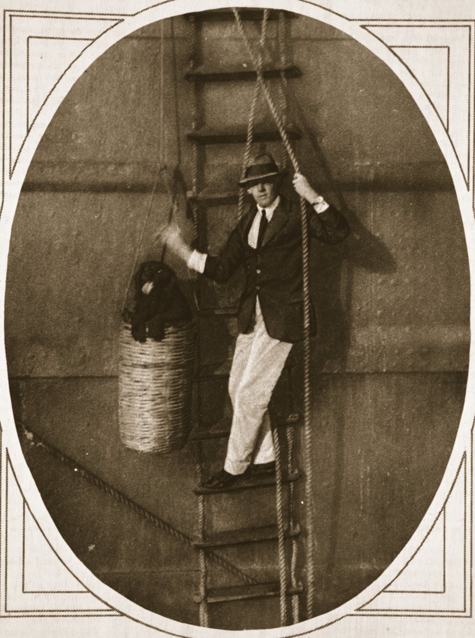 Zawsze gotowy do wyjścia na ląd: spuszczanie psa do łodzi do lądowania, ilustracja z The Illustrated War News, 6 września 1916 (zdjęcie w sepii) autorstwa English Photographer