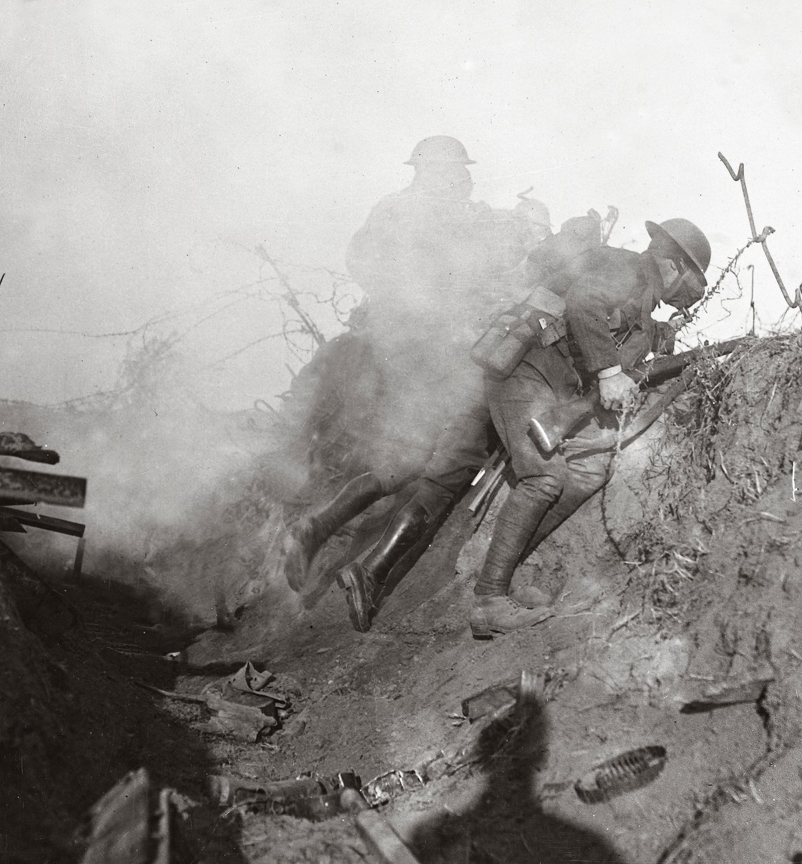 Wśród eksplodującego gazu i pocisków łzawiących usuwamy Bosche z Bourlon Wood, 1917 autorstwa English Photographer