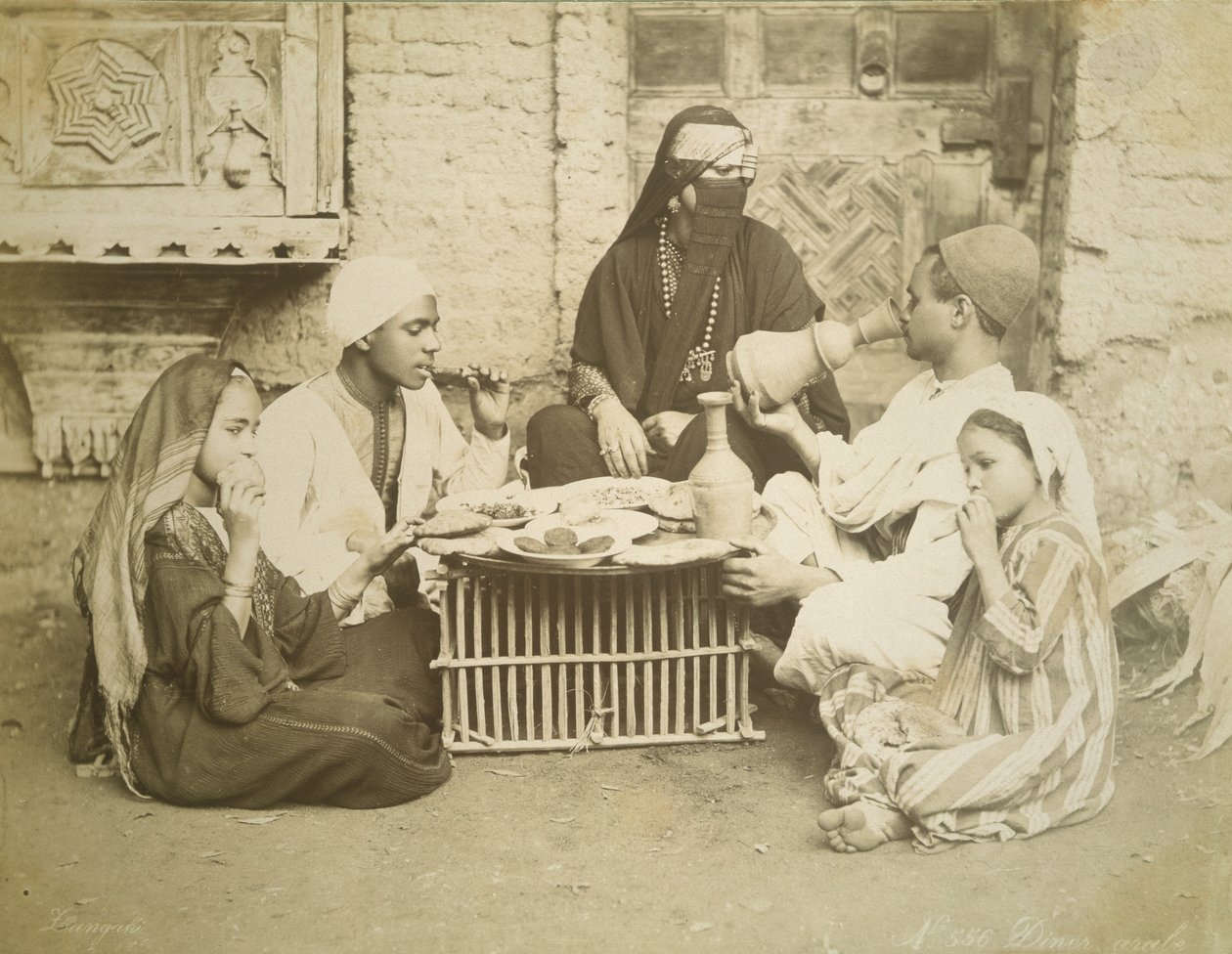 Rodzina egipska, c.1878 autorstwa English Photographer