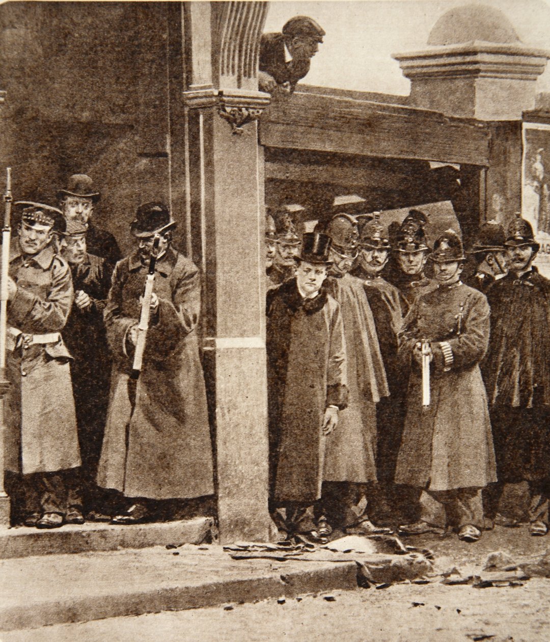 Incydent, który w tamtym czasie dostarczał amunicji jego wrogom: obecność pana Churchilla jako ministra spraw wewnętrznych podczas oblężenia Sidney Street, 3 stycznia 1911 r. (fotograwiura) autorstwa English Photographer