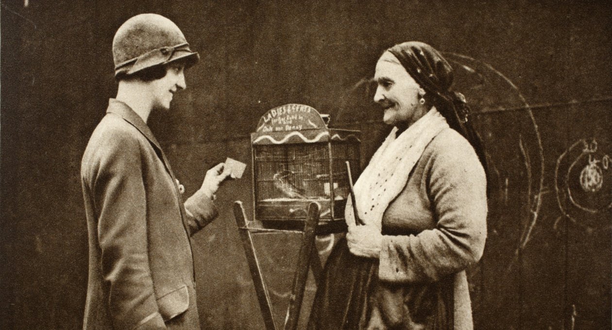 Stara Włoszka z papugą w klatce, z Cudownego Londynu, publikacja 1926-27 (fotograwiura) autorstwa English Photographer