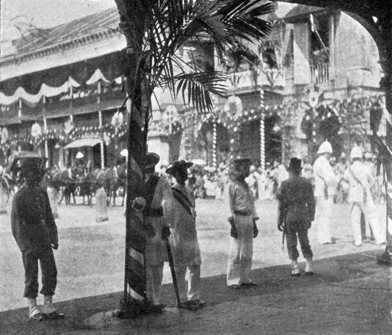 W oczekiwaniu na przybycie księcia i księżnej Yorku, Singapur, ilustracja z Króla, 25 maja 1901 autorstwa English Photographer