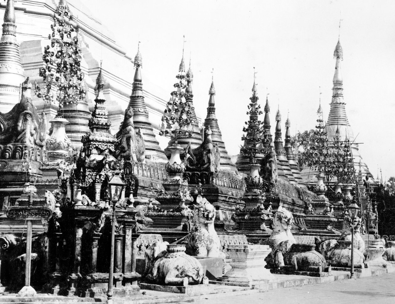 Baza Pagody Shwedagon w Rangunie w Birmie, ok. 1886 r. autorstwa English Photographer