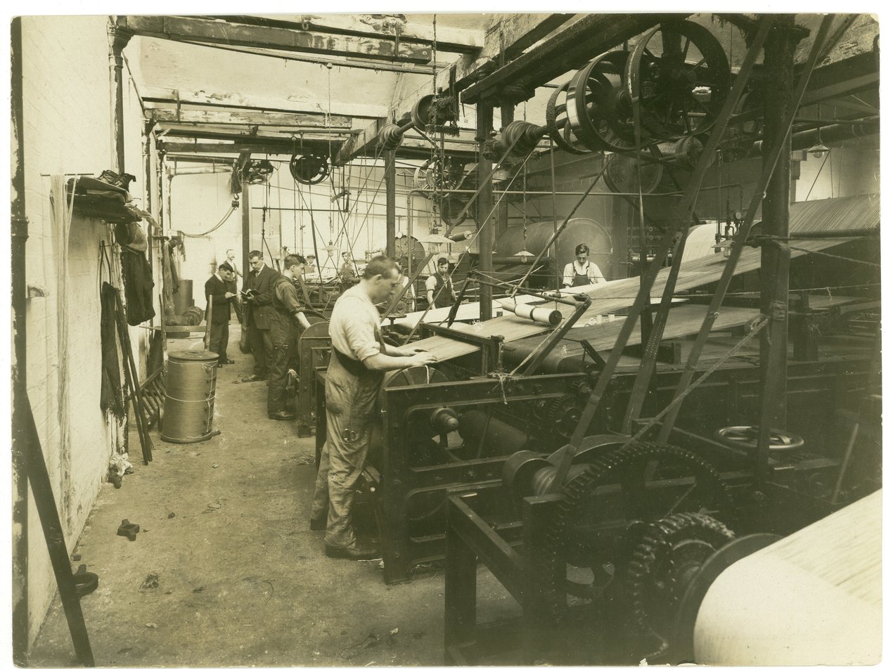 Sala belek w fabryce dywanów, 1923 autorstwa English Photographer
