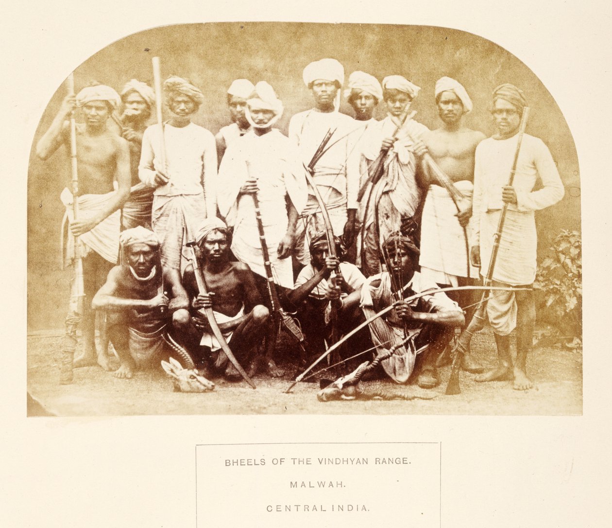 Bheels of the Vindhyan Range, Malwah, Central India, z The People of India, J. Forbes Watson, opublikowany 1868 (druk albumowy) autorstwa English Photographer