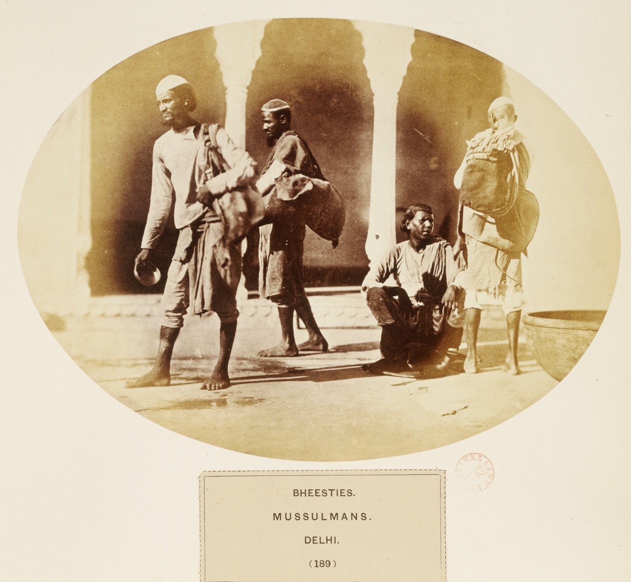 Bheesties, Mussulmans, Delhi, z The People of India, J. Forbes Watson, wyd. 1868 (druk albumowy) autorstwa English Photographer
