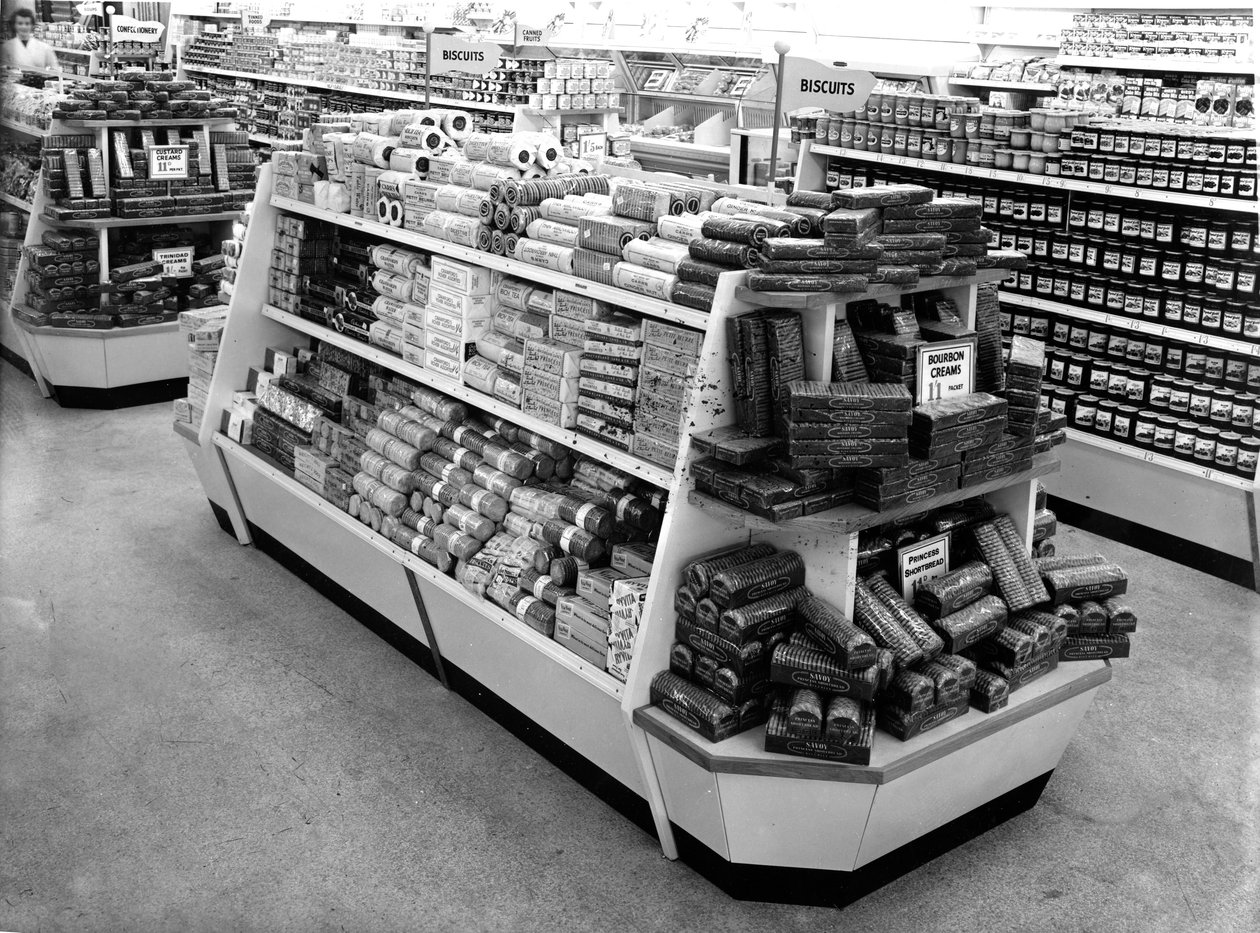Półka z herbatnikami, sklep Woolworths, 1956 autorstwa English Photographer