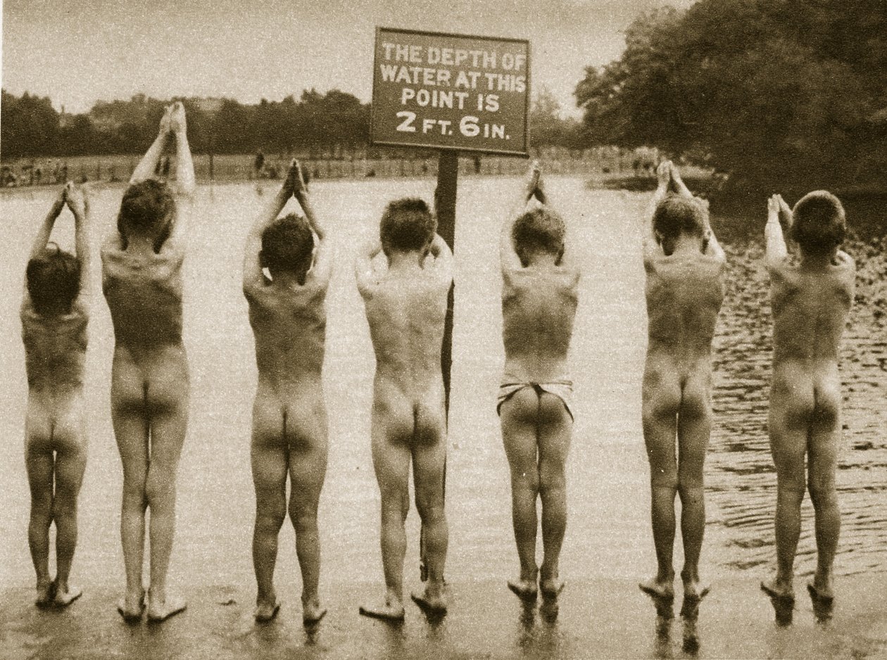 Chłopcy kąpiący się w parku, Clapham 1926 (zdjęcie w sepii) autorstwa English Photographer