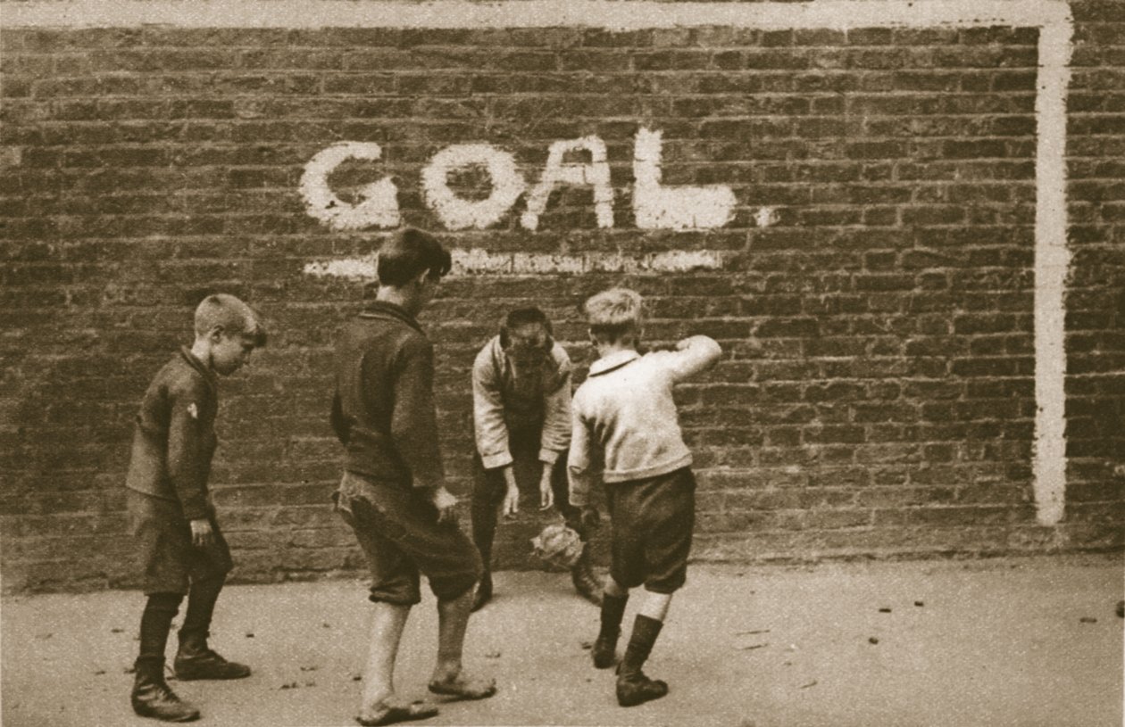 Chłopcy bawiący się na East Endzie, z Cudownego Londynu, publikacja 1926-27 (fotograwiura) autorstwa English Photographer