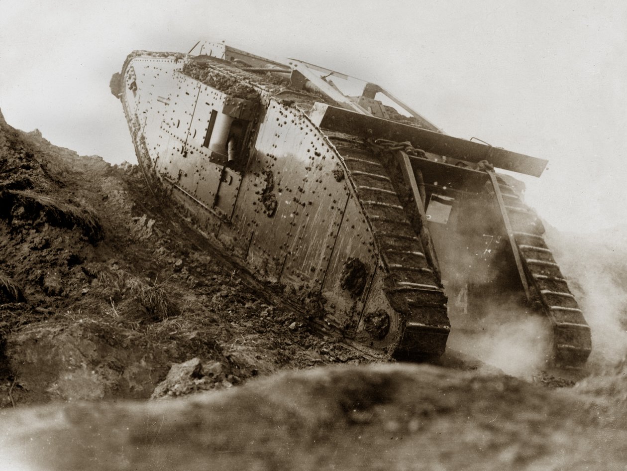 Brytyjski czołg kobiecy Mark IV podczas prób, 1917 autorstwa English Photographer