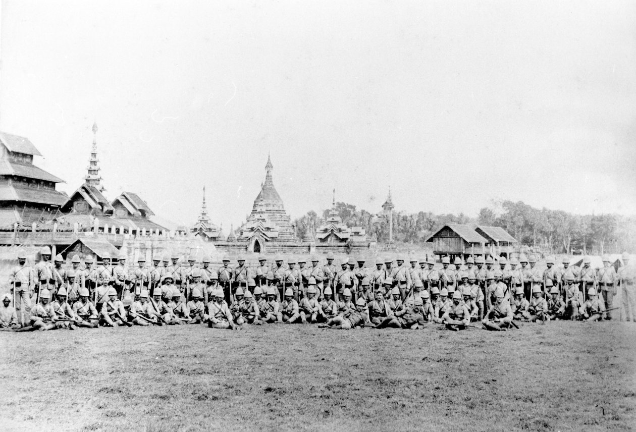 Brytyjski pułk przed pałacem Wuntho i klasztorem buddyjskim, 1891 autorstwa English Photographer