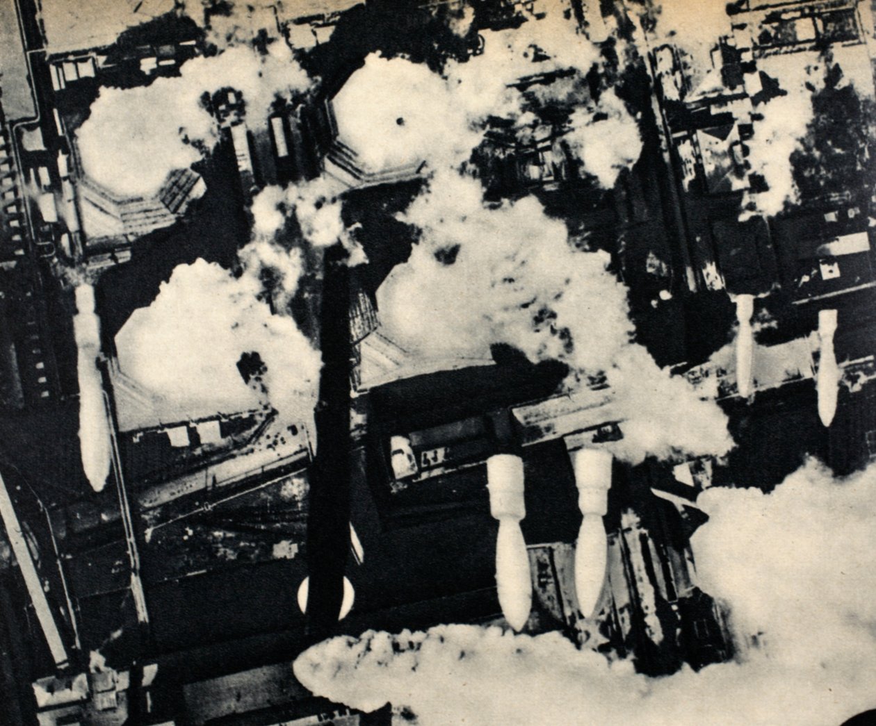 Brytyjskie bomby spadają na elektrownię w Kolonii, 1942-45 autorstwa English Photographer