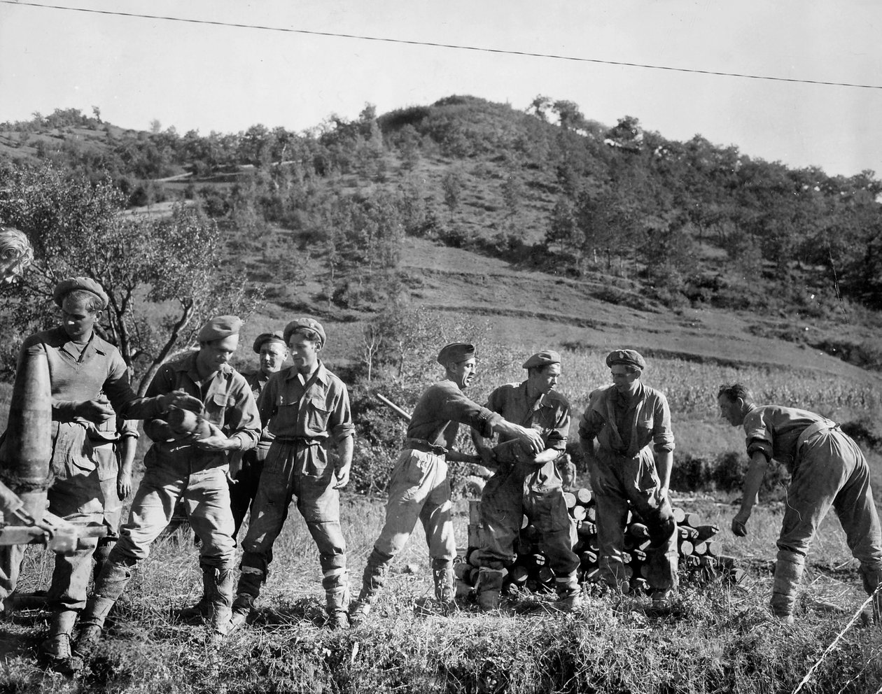 Oddziały brytyjskie układające pociski, Włochy, 1944 autorstwa English Photographer