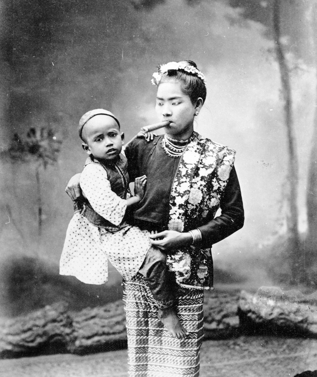 Birmańska kobieta z dzieckiem i paląca Cheroot, ok. 1870-90 autorstwa English Photographer