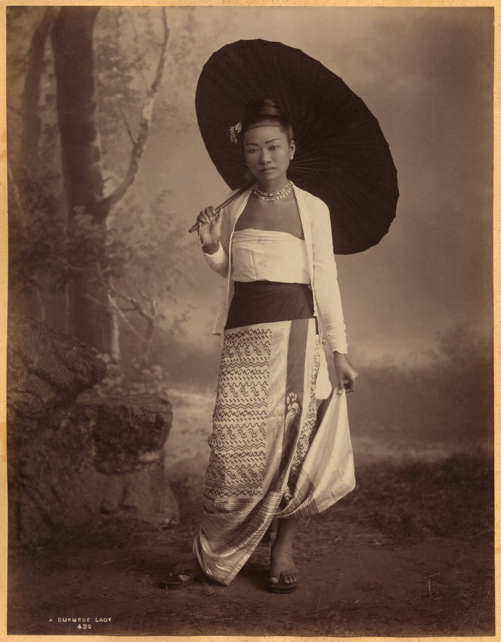 Birmańska dama (druk albumowy) autorstwa English Photographer