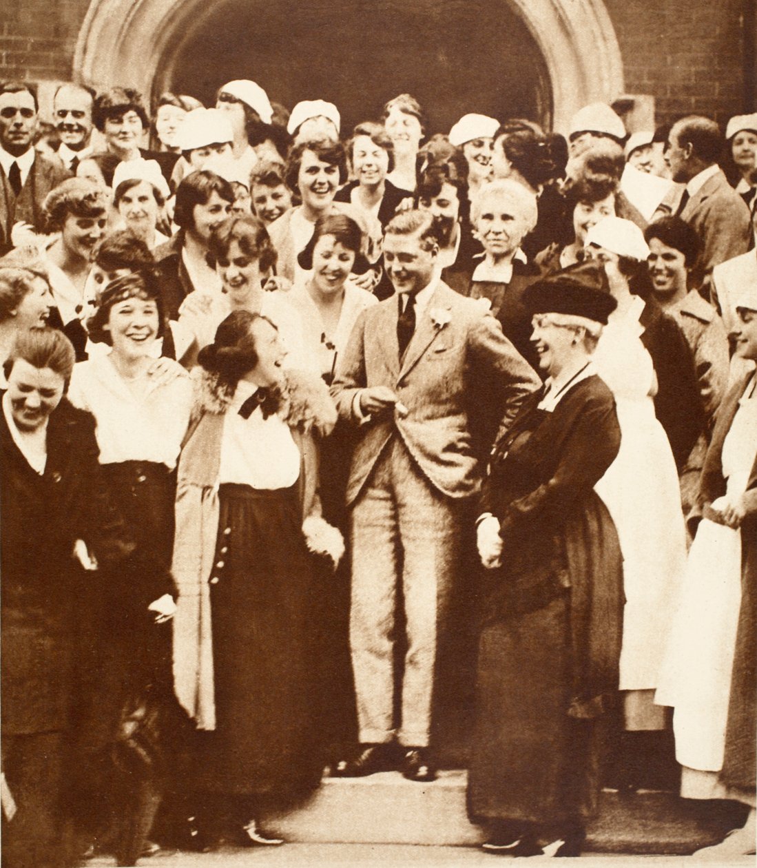 Kanadyjskie kobiety opowiadają królowi Edwardowi VIII żart, w Ontario Agricultural College, 1919 autorstwa English Photographer