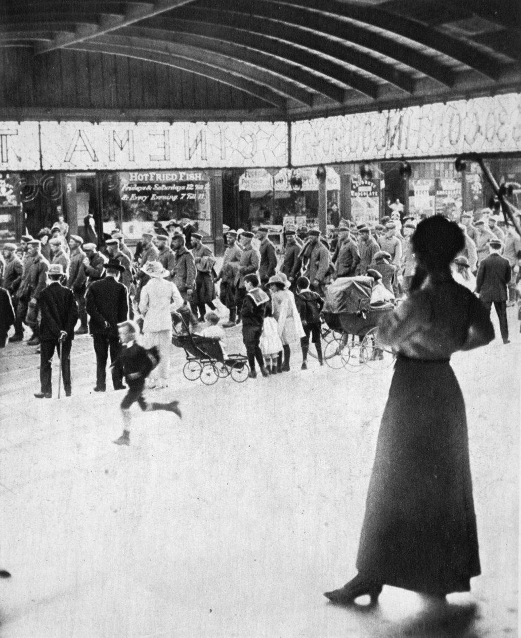 Pojmani przez armię ani małą, ani godną pogardy: jeńcy niemieccy, z The Illustrated War News, 12.07.1916 autorstwa English Photographer