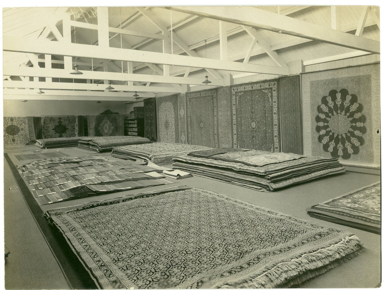Targi dywanów, salon główny, 1923 autorstwa English Photographer