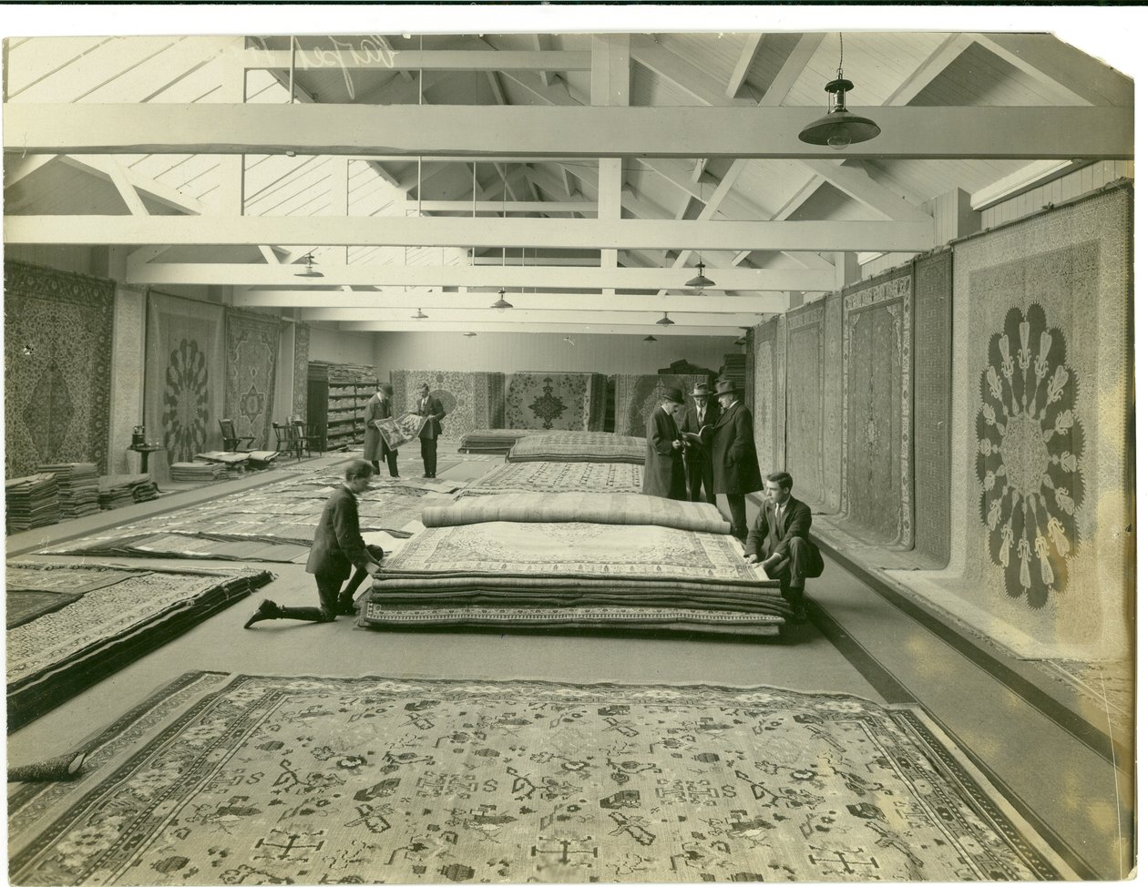 Główny salon wystawowy Carpet Trades, 1923 autorstwa English Photographer