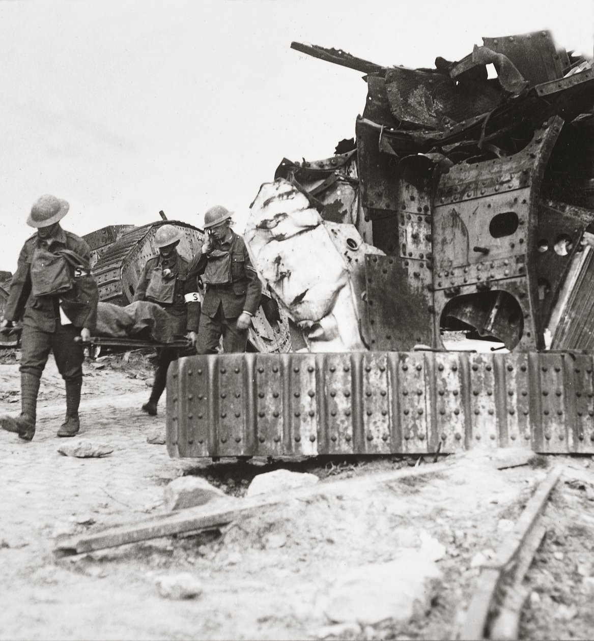 Straty wracają z linii, mijają czołgi rozbite w Battle of the Tanks, Villers-Bretonneux, 24 kwietnia 1918 autorstwa English Photographer