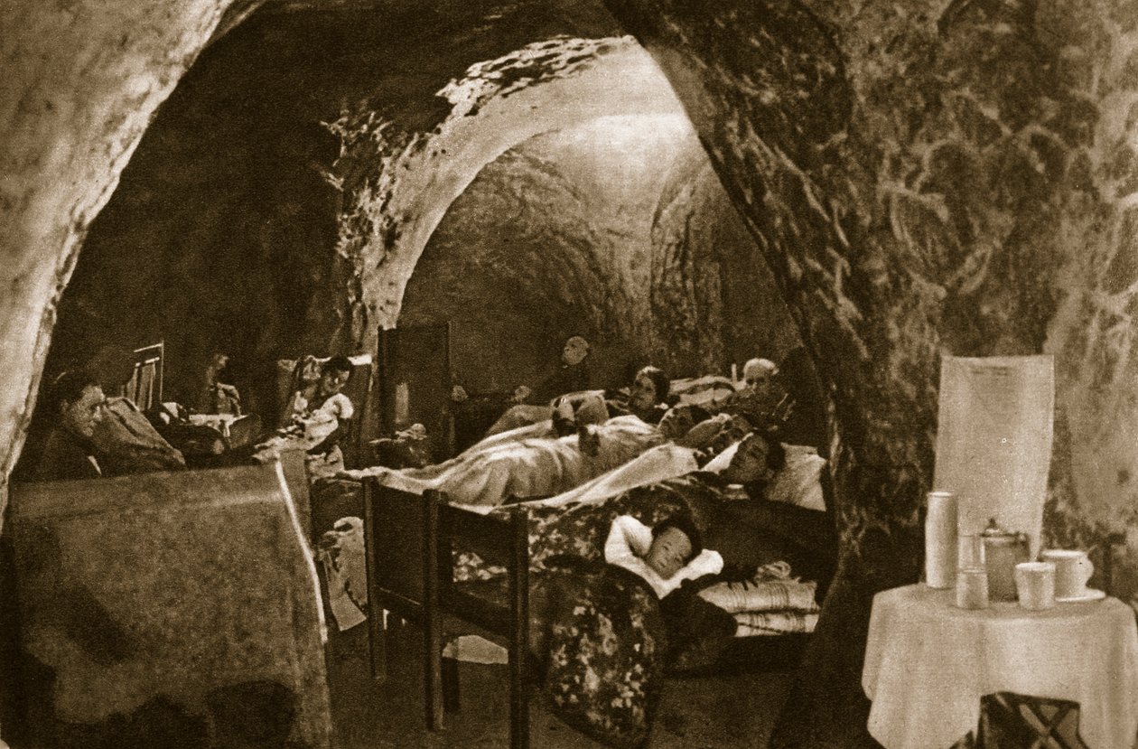 Mieszkania jaskiniowe na angielskim wybrzeżu używane jako schrony przeciwlotnicze, 1940 autorstwa English Photographer
