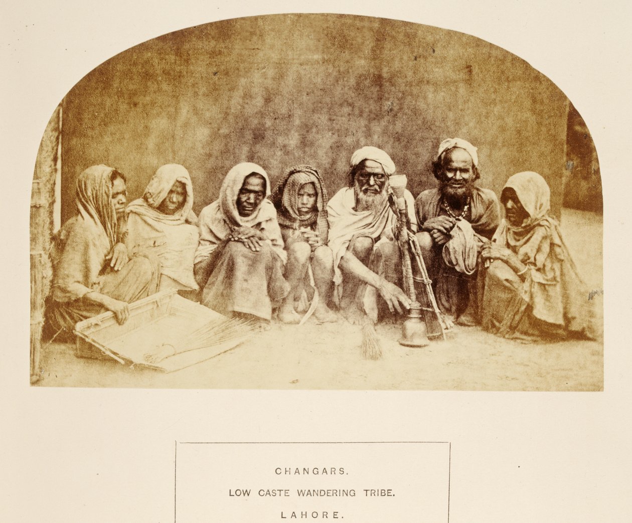 Changars, Low Caste Wandering Tribe, Lahore, z The People of India, J. Forbes Watson, opublikowane 1868 (druk albumowy) autorstwa English Photographer
