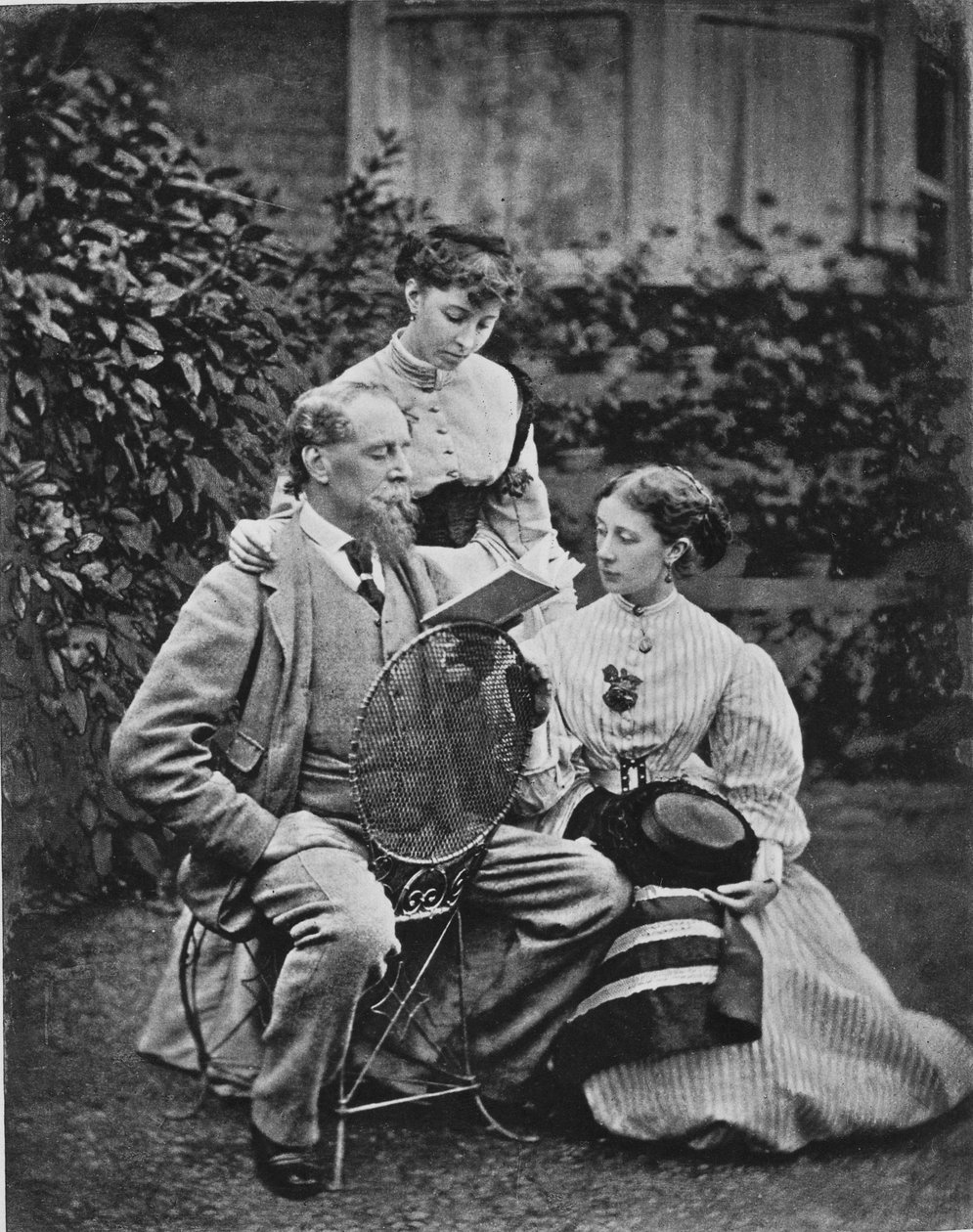 Charles Dickens z dwiema córkami, ok.1865 autorstwa English Photographer