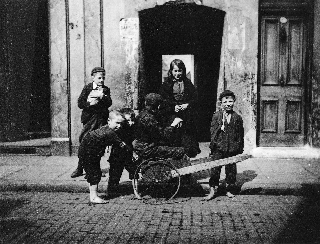 Dzieci w londyńskich slumsach autorstwa English Photographer