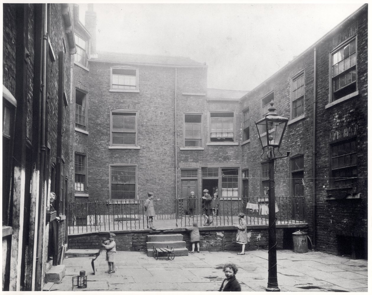 Dzieci bawiące się na placu Hirst w Leeds, zanim został zburzony, aby zrobić miejsce pod nowy ratusz, 29 lipca 1930 autorstwa English Photographer
