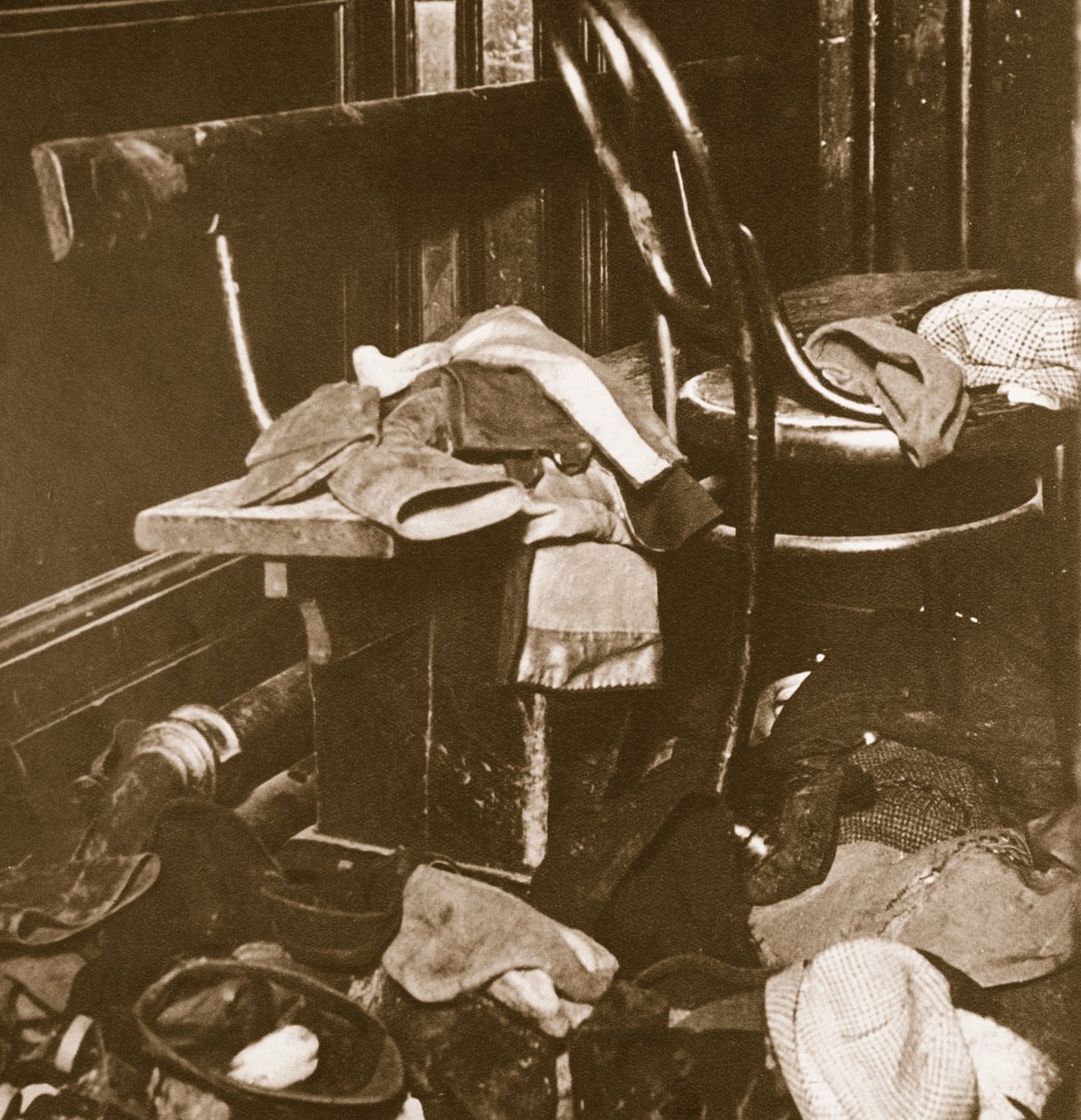 Ubrania dziecięce porzucone w kinie w Paisley w wyniku ewakuacji straży pożarnej, 31 grudnia 1929 r. autorstwa English Photographer