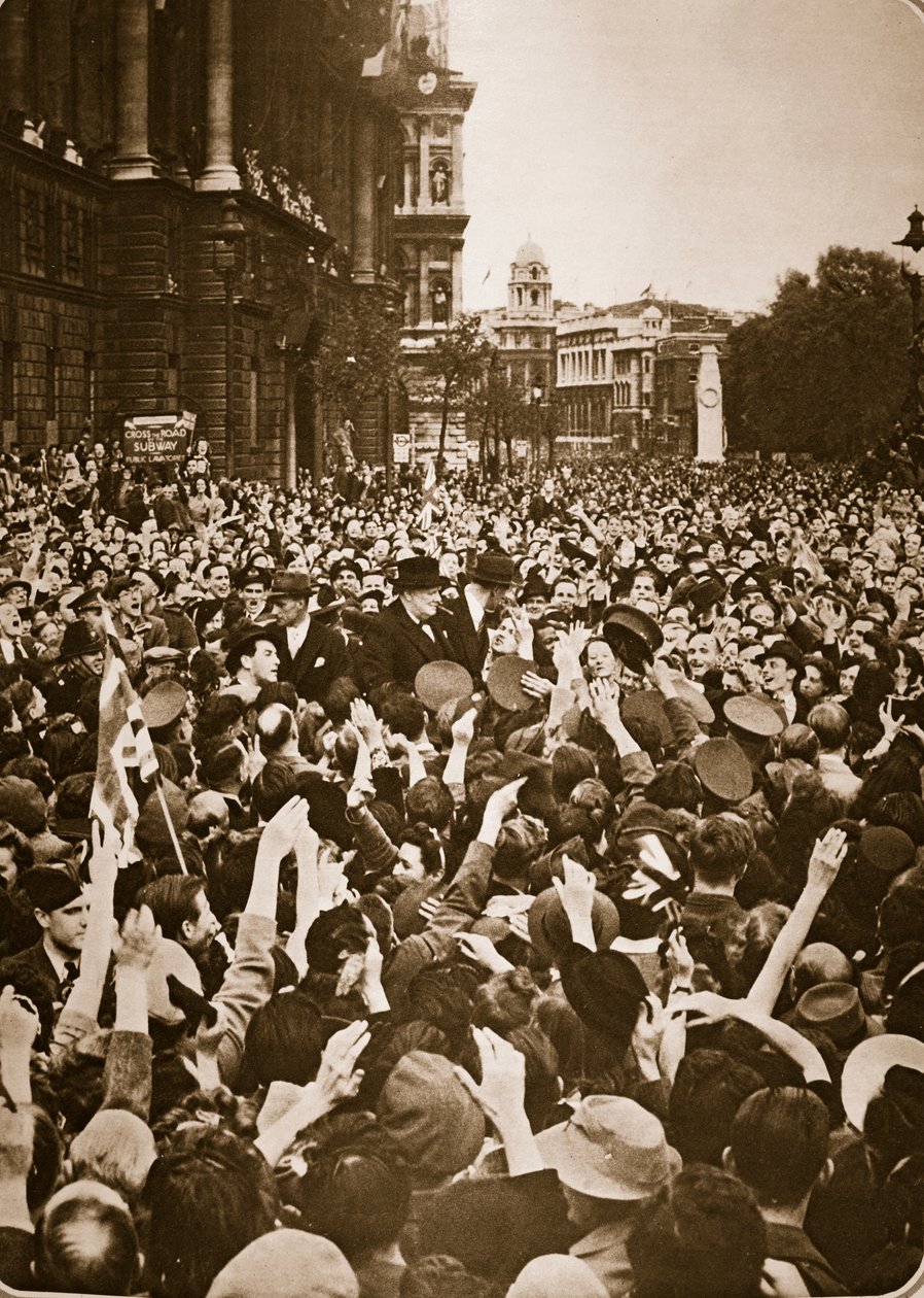 Churchill osaczony w Whitehall w dniu VE, 8 maja 1945 r. (fotograwiura) autorstwa English Photographer