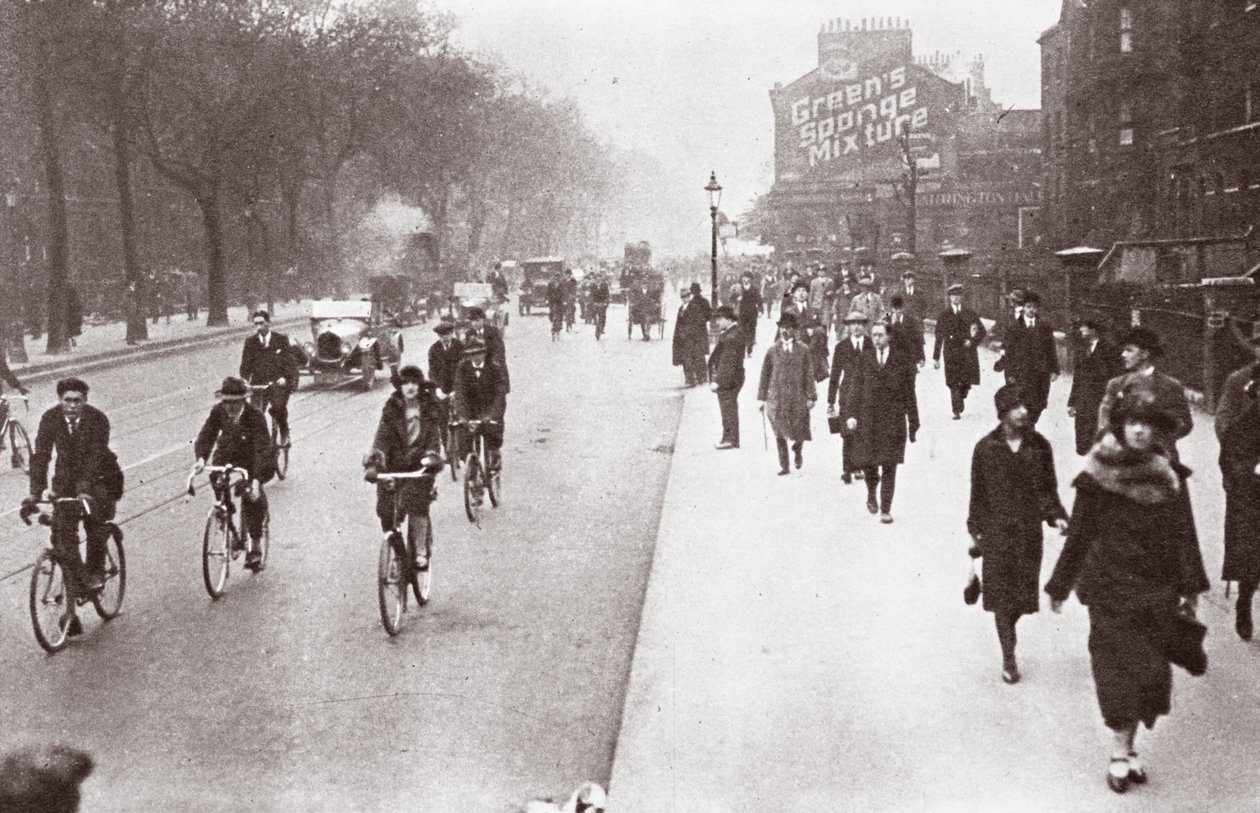 Robotnicy miejscy idą do biura, maj 1926 autorstwa English Photographer