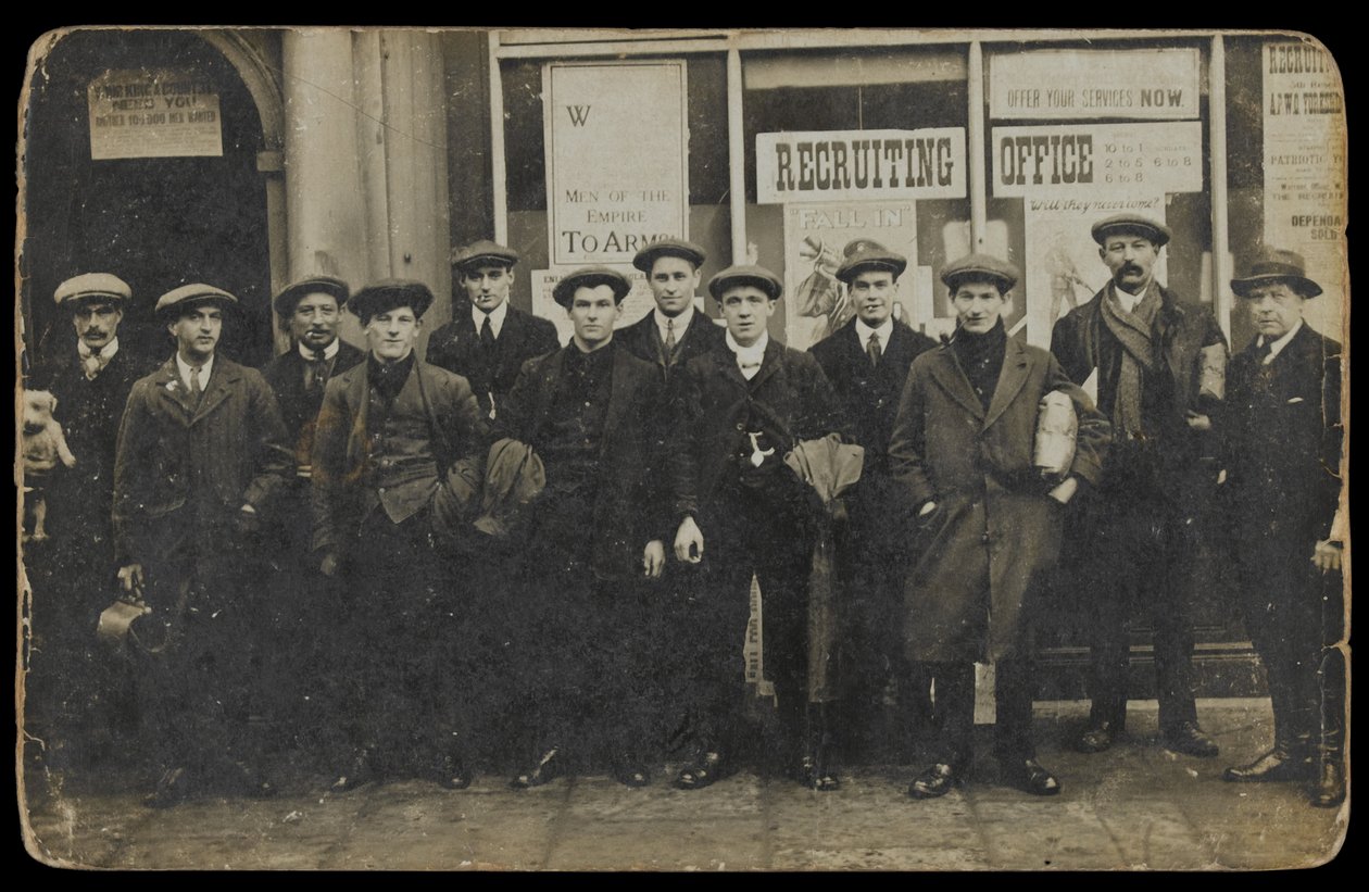 Rekruci cywilni stojący przed niezidentyfikowanym biurem rekrutacyjnym, ok. 1915 r autorstwa English Photographer