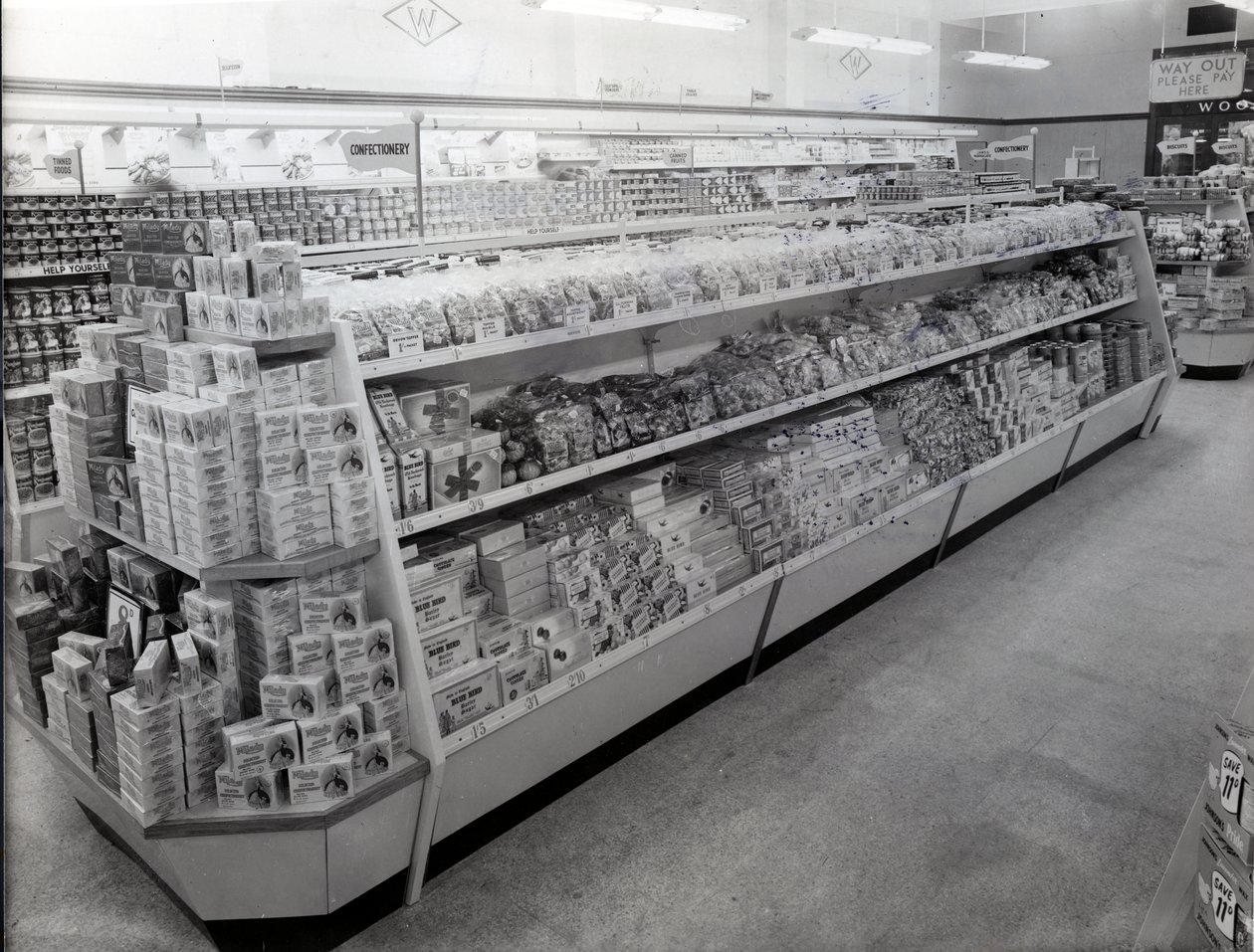 Aleja cukiernicza, sklep Woolworths, 1956 autorstwa English Photographer