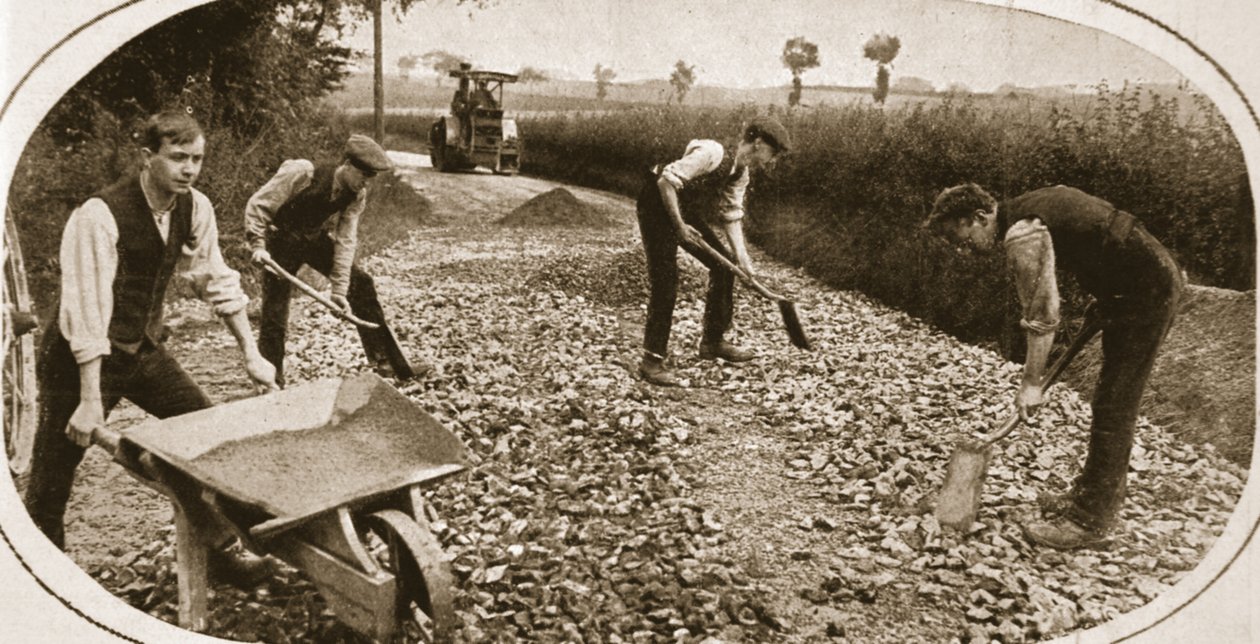 Pożytecznie zatrudnieni uchylający się od sumienia: Ludzie z N.C.C. na drodze wojskowej, ilustracja z The Illustrated War News, 23 sierpnia 1917 (zdjęcie w sepii) autorstwa English Photographer