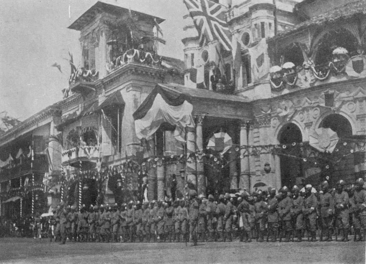 Tłum w oczekiwaniu na przybycie księcia i księżnej Yorku na molo Johnstons w Singapurze, ilustracja z filmu Król, 25 maja 1901 autorstwa English Photographer