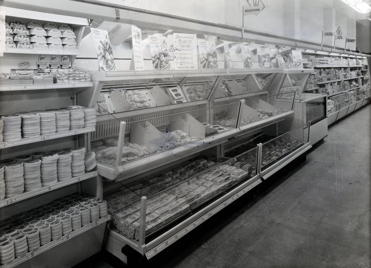 Alejka z delikatesami, sklep Woolworths, 1956 autorstwa English Photographer