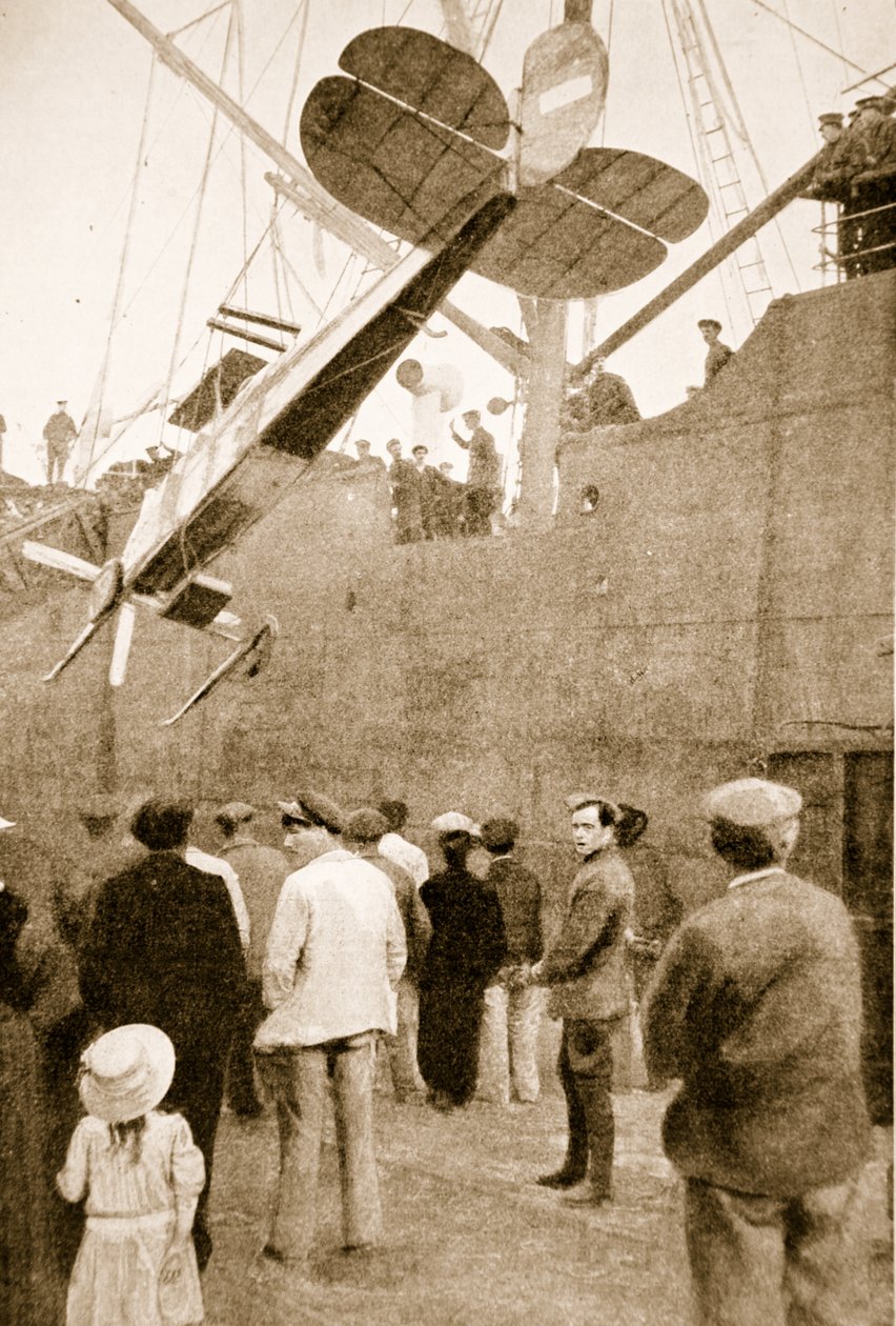 Wyokrętowanie brytyjskiego samolotu po przybyciu do Francji, 1914-19 autorstwa English Photographer