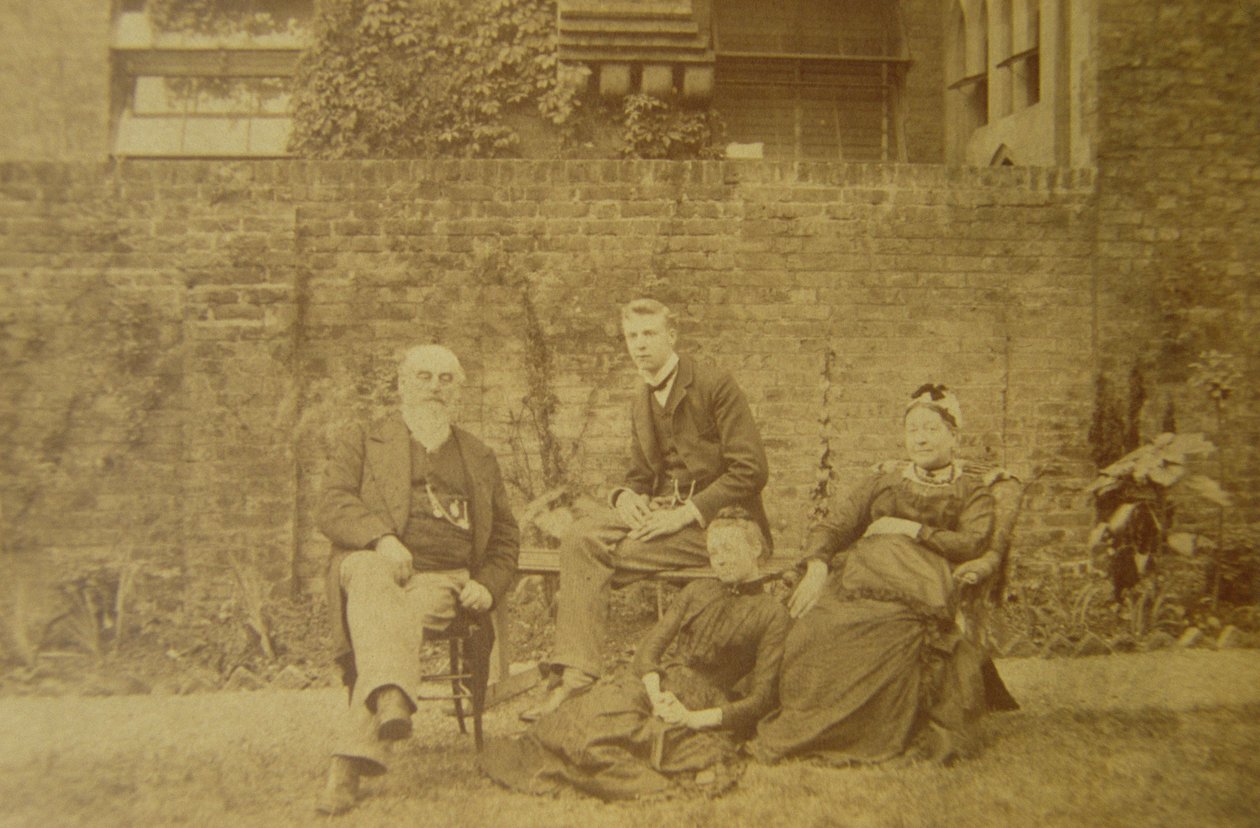 Dr William R. Woodman (1828-91) z rodziną w ich londyńskim domu, ok. 1887 r. autorstwa English Photographer