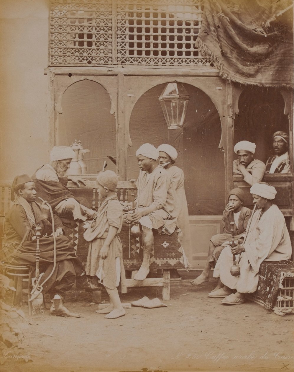 Egipska rodzina na dziedzińcu, 1893 autorstwa English Photographer