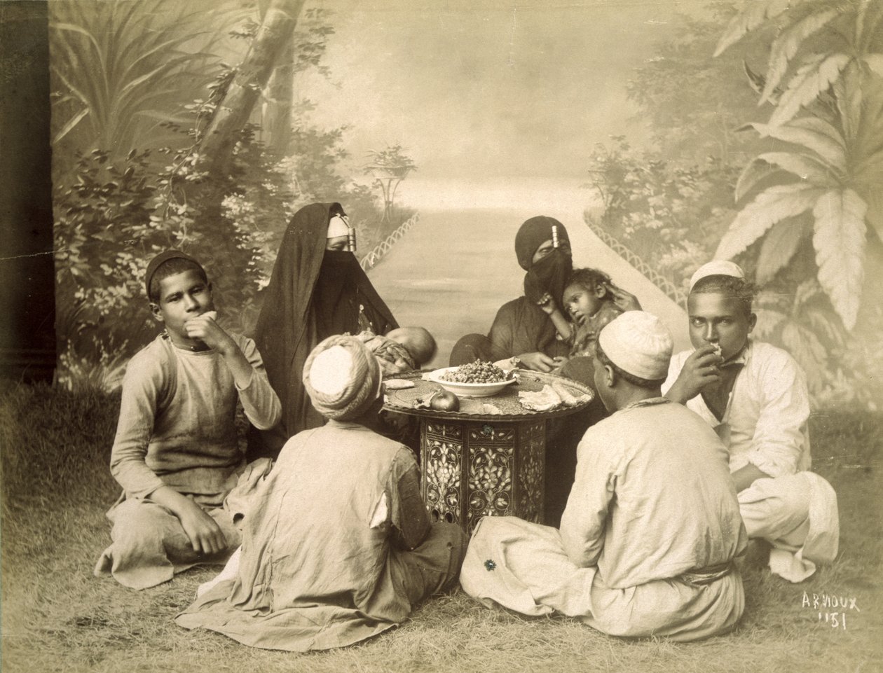 Egipska rodzina spożywająca posiłek, ok. 1880 r. autorstwa English Photographer