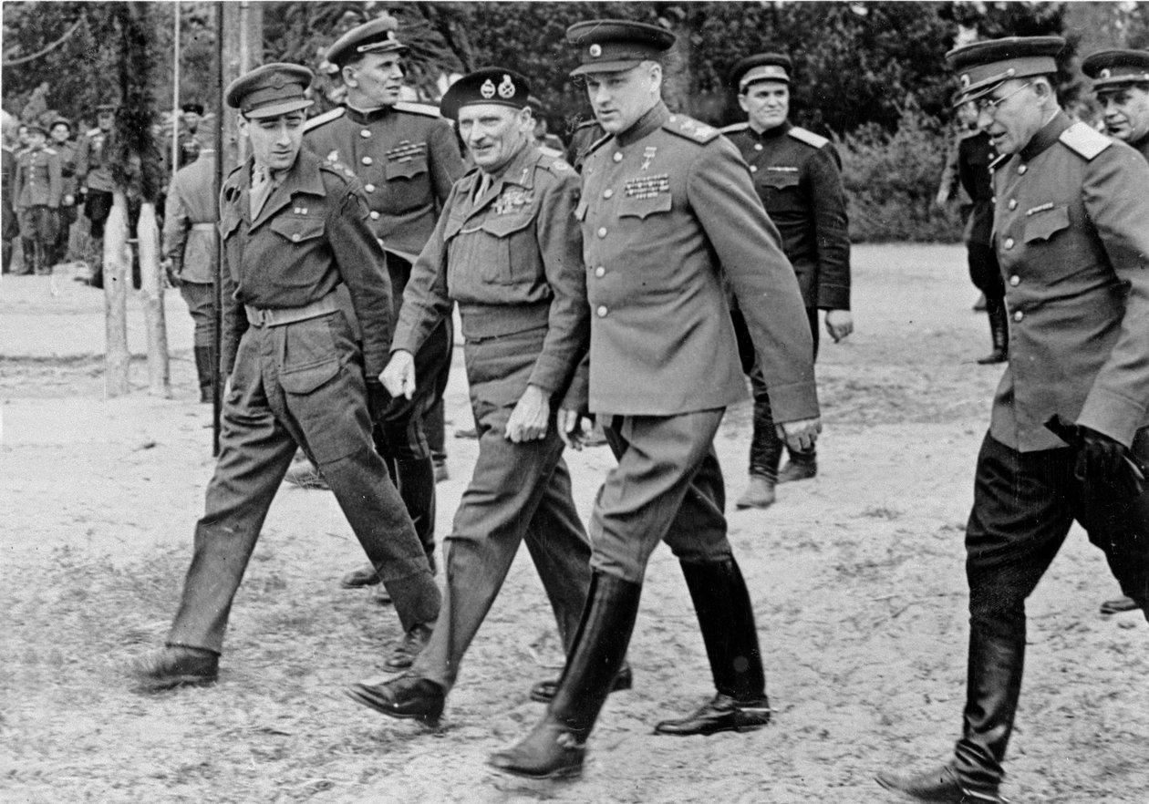 Feldmarszałek Bernard Montgomery z marszałkiem Rokossowskim, 10 maja 1945 r. autorstwa English Photographer