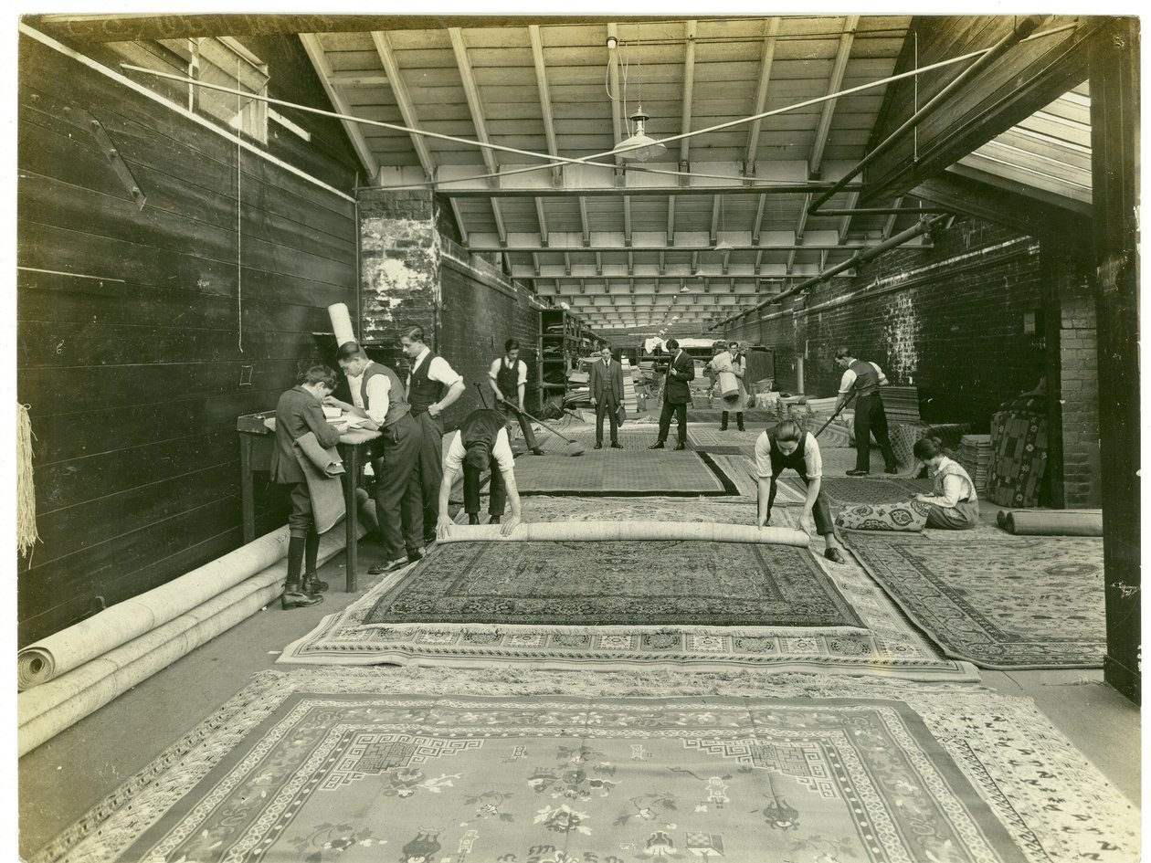 Kontrola końcowa, fabryka dywanów, 1923 autorstwa English Photographer