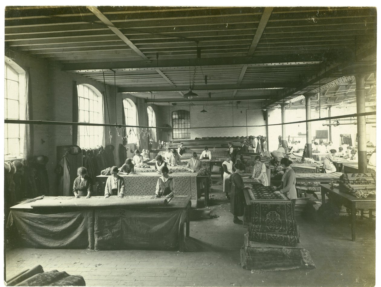 Wykańczalnia, dział szenilu, fabryka dywanów, 1923 autorstwa English Photographer