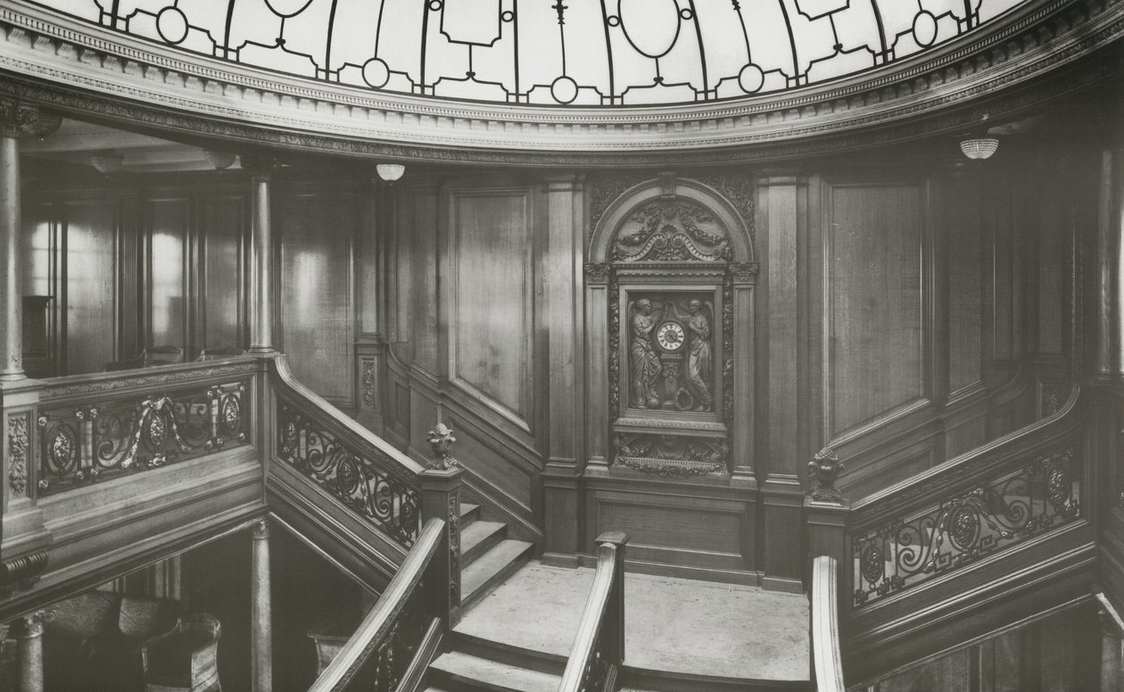 Schody pierwszej klasy na RMS Olympic, 4 stycznia 1912 r. autorstwa English Photographer